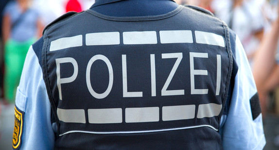 Rückenansicht eines Polizisten der Polizei Baden-Württemberg.
