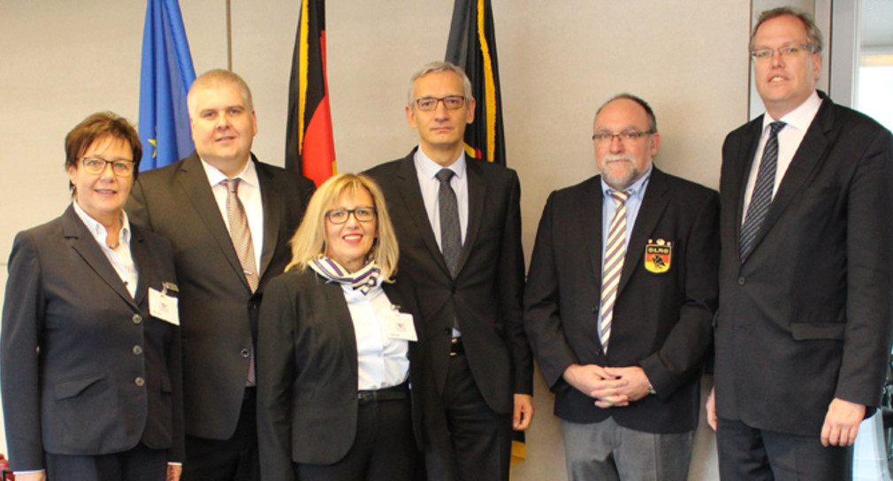Staatssekretär Martin Jäger mit Vertretern des DLRG