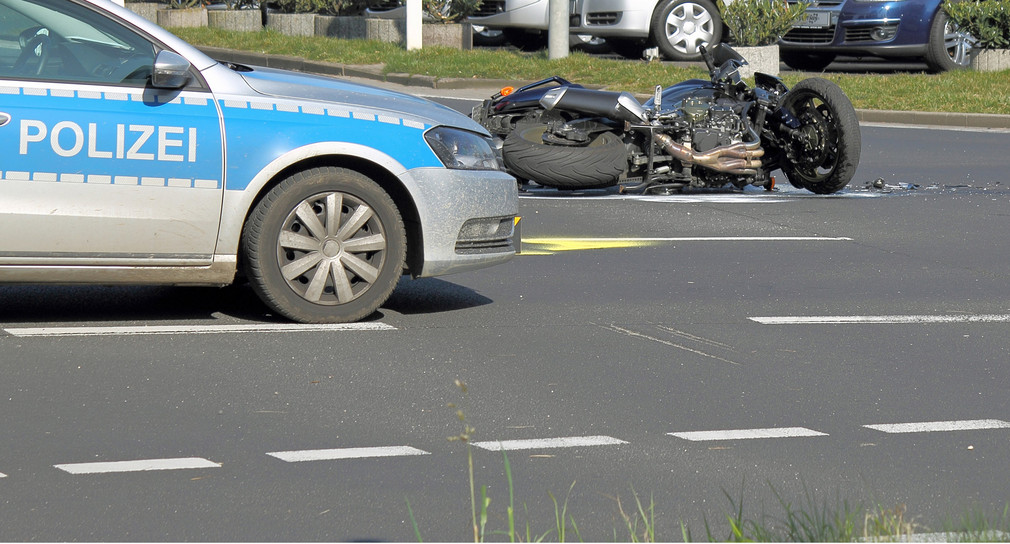Ein Polizeiwagen vor einem verunglückten Motorrad. Quelle: Fotolia