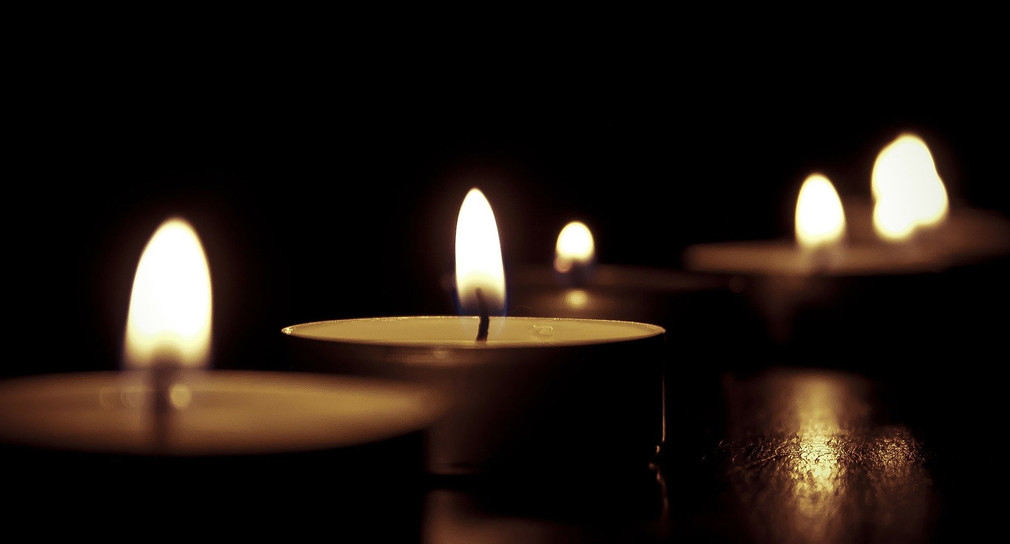 Brennende Kerzen in der Dunkelheit.