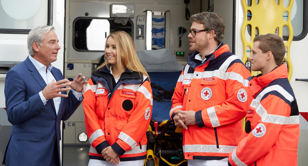 Minister Thomas Strobl im Gespräch mit Mitarbeiterinnen und Mitarbeiter des Deutschen Roten Kreuzes.