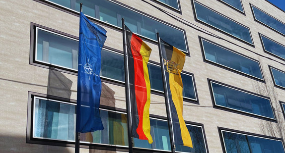 Flaggen vor dem Gebäude des Innenministeriums: NATO, Deutschland und Baden-Württemberg