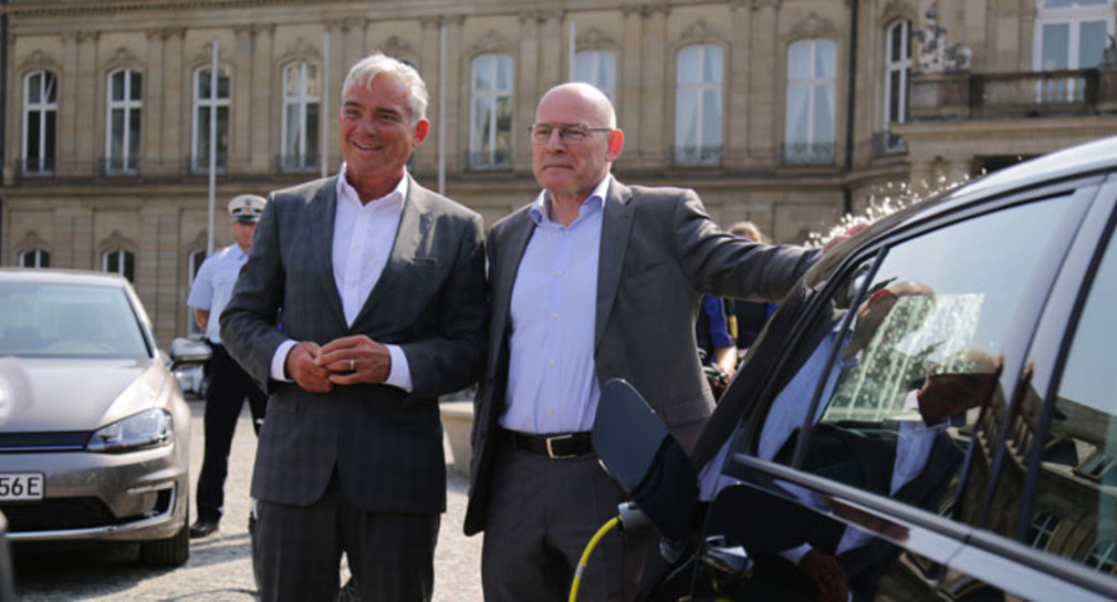Der stellvertretende Ministerpräsident und Innenminister Thomas Strobl sowie Verkehrsminister Winfried Hermann bei der Fahrzeugübergabe in Stuttgart.