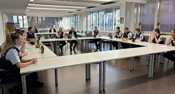 Minister Thomas Strobl im Gespräch mit Polizisten