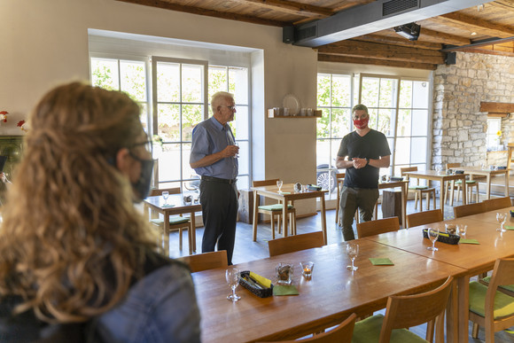 Sommertour Rückblick auf die Sommertour Ministerpräsident Winfried Kretschmann hat im Rahmen seiner Sommertour das von einer Gesossenschaft geführte Dorfgasthaus bolando in Bollschweil besucht.