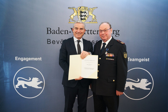Bevölkerungsschutz Zum ersten Mal verliehen: Innenminister Strobl stiftet Bevölkerungsschutz-Ehrenzeichen Minister Thomas Strobl verleiht in Stuttgart das neue Bevölkerungsschutz-Ehrenzeichen. Fotograf Steffen Schmid.