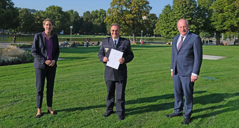 Landespolizeipräsidentin Dr. Stefanie Hinz (l.), der neue Leiter des Präsidiums Logistik, Technik, Service der Polizei, Thomas Berger (M.), und Staatssekretär Wilfried Klenk (r.) (Bild: Innenministerium Baden-Württemberg)