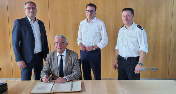 Minister Strobl zu Besuch bei der Freiwillige Feuerwehr Westhausen zum 100 jährigen Bestehen.