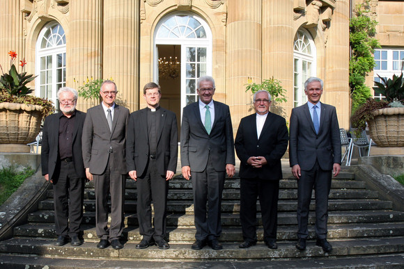 Kirchen Kretschmann empfängt Bischöfe v.l.n.r.: Staatsminister und Chef der Staatskanzlei Klaus-Peter Murawski, Landesbischof Dr. Frank Otfried July, Erzbischof Stephan Burger, Ministerpräsident Winfried Kretschmann, Bischof Dr. Gebhard Fürst, Landesbischof Prof. Dr. Jochen Cornelius-Bundschuh