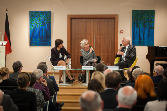 Europa Kretschmann besucht Brüssel Abendveranstaltung „Europa in Bewegung - Perspektiven aus Deutschland und Frankeich zur Zukunft der EU“ mit Ministerpräsident Winfried Kretschmann (r.), Sylvie Goulard (l.), Mitglied der Bewegung « „La République en marche !“ und Moderatorin Ruth Berschens (M.), Handelsblatt (Foto: Vertretung des Landes Baden-Württemberg bei der Europäischen Union/FKPH)
