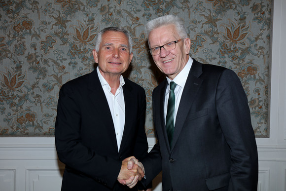 Treffen Kretschmann empfängt VfB-Präsident Dietrich Ministerpräsident Winfried Kretschmann (r.) und der Präsident des VfB Stuttgart, Wolfgang Dietrich (l.)