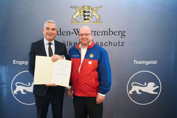 Minister Thomas Strobl verleiht in Stuttgart das neue Bevölkerungsschutz-Ehrenzeichen. Fotograf Steffen Schmid.