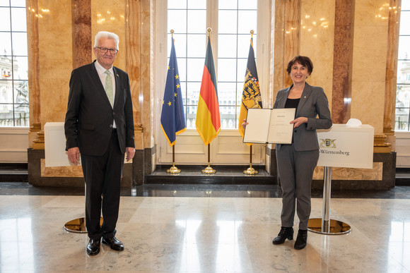 Regierungsbildung Neue Landesregierung Ministerpräsident Winfried Kretschmann (l.) und Dr. Ute Leidig (r.), Staatssekretärin im Ministerium für Soziales, Gesundheit und Integration