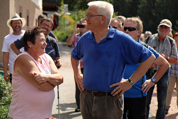 Sommertour Kretschmann wandert mit Bürgerinnen und Bürgern Wanderung von Schramberg nach Schiltach: Ministerpräsident Winfried Kretschmann (M.) im Gespräch