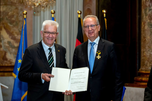 Auszeichnung Verdienstorden des Landes an 19 verdiente Persönlichkeiten Ministerpräsident Winfried Kretschmann (l.) und Prof. Eberhard Trumpp (r.)