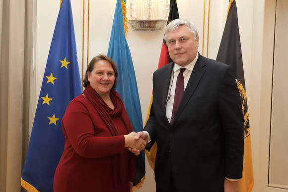 Antrittsbesuch Schopper empfängt estnischen Botschafter Staatsministerin Theresa Schopper (l.) und der Botschafter der Republik Estland, Alar Streimann (r.) (Bild: Staatsministerium Baden-Württemberg)