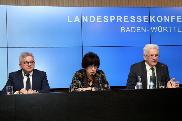 Pressekonferenz Land startet Europadialog Ministerpräsident Winfried Kretschmann (r.), Staatsrätin für Zivilgesellschaft und Bürgerbeteiligung Gisela Erler (M.) und Europaminister Guido Wolf (l.)