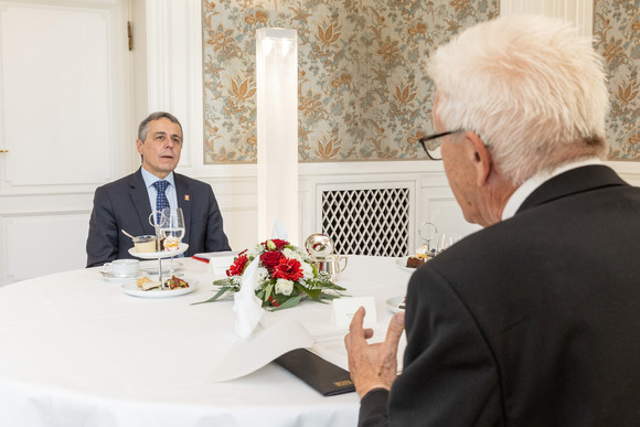 Europa Kretschmann empfängt Schweizer Bundespräsident Ministerpräsident Winfried Kretschmann (rechts) im Gespräch mit dem Schweizer Bundespräsidenten Ignazio Cassis (links).