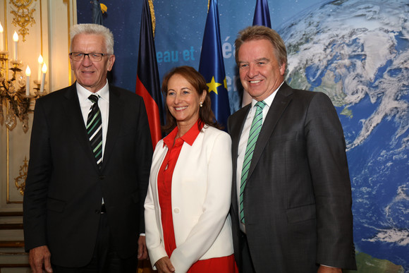 Ausland Delegationsreise nach Frankreich Ministerpräsident Winfried Kretschmann (l.), die französische Umweltministerin Ségolène Royal (M.) und Umweltminister Franz Untersteller (r.) bei der Unterzeichnung der Klimaschutzvereinbarung