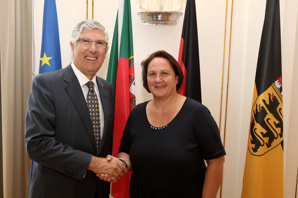 Staatssekretärin Theresa Schopper (r.) und der portugiesische Botschafter Dr. João Mira Gomes (l.)