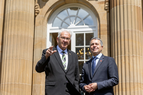 Europa Kretschmann empfängt Schweizer Bundespräsident Ministerpräsident Winfried Kretschmann (links) im Gespräch mit dem Schweizer Bundespräsidenten Ignazio Cassis (rechts)