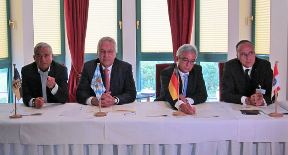 Baden-Württembergs Innenminister Thomas Strobl, Bayerns Innenminister Joachim Herrmann, der Innenminister von Rheinland-Pfalz Roger Lewentz und Hessens Innenminister Peter Beuth (von links) bei der Unterzeichnung des Kooperationsvertrags. Quelle: IMK Geschäftsstelle