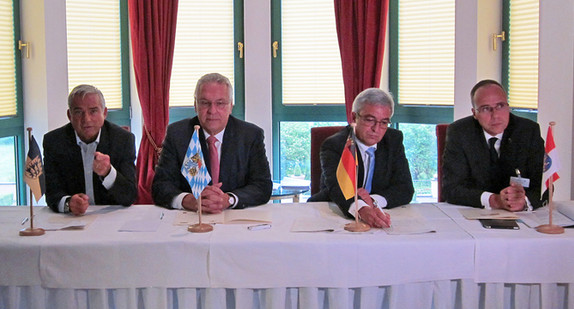 Baden-Württembergs Innenminister Thomas Strobl, Bayerns Innenminister Joachim Herrmann, der Innenminister von Rheinland-Pfalz Roger Lewentz und Hessens Innenminister Peter Beuth (von links) bei der Unterzeichnung des Kooperationsvertrags. Quelle: IMK Geschäftsstelle