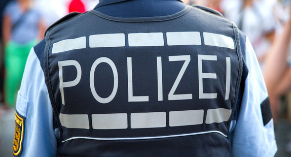 Rückenansicht eines Polizisten der Polizei Baden-Württemberg.