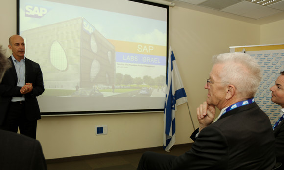 DELEGATIONSREISE Reise nach Israel und in die Palästinensischen Gebiete Ministerpräsident Winfried Kretschmann (M.) besucht den Softwarehersteller SAP.