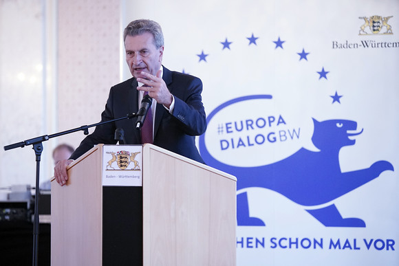 Europadialog Zentraler Bürgerdialog mit EU-Kommissar Oettinger und Staatsrätin Erler EU-Kommissar Günther Oettinger bei seiner Ansprache (Bild: Staatsministerium Baden-Württemberg/Jan Georg Plavec)