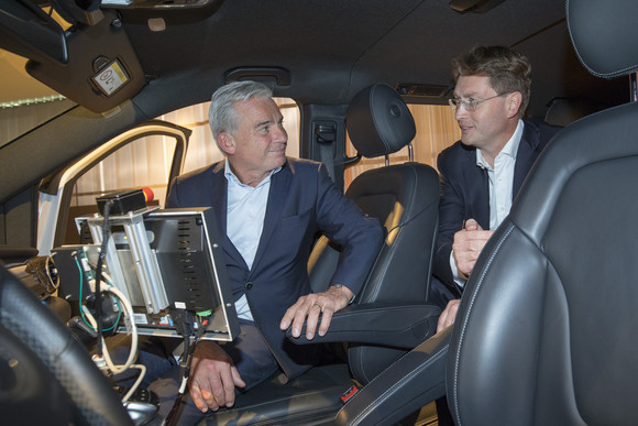 Minister Thomas Strobl testet autonomes Fahren bei Mercedes-Benz mit Ola Källenius, Vorstandsmitglied der Daimler AG.