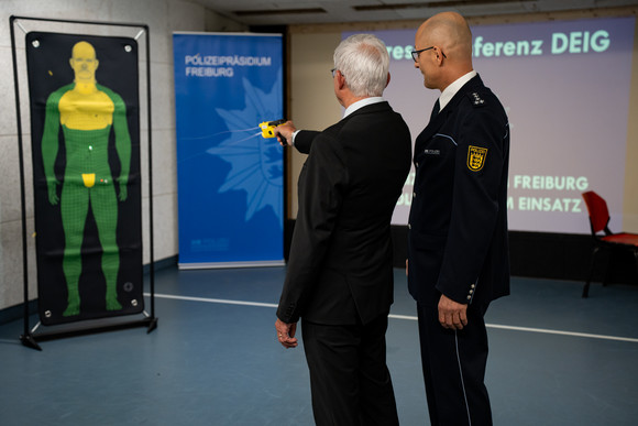 Breiter Praxischeck für den Taser bei der Polizei Baden-Württemberg