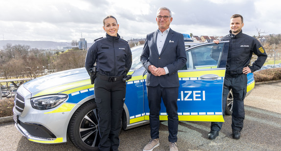 Minister Thoma Strobl (Mitte) mit zwei Polizisen, welche die neue Polizeiuniform tragen.