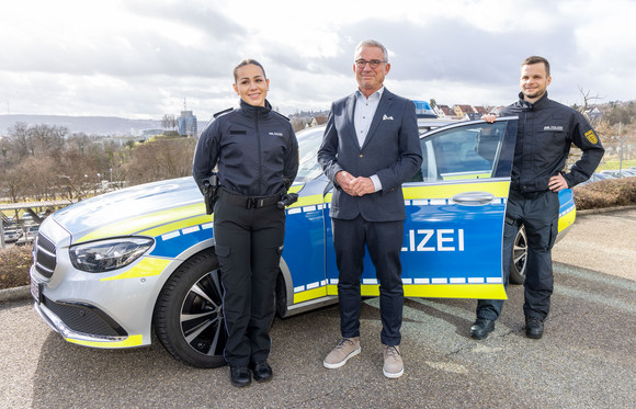 Minister Thoma Strobl (Mitte) mit zwei Polizisen, welche die neue Polizeiuniform tragen.