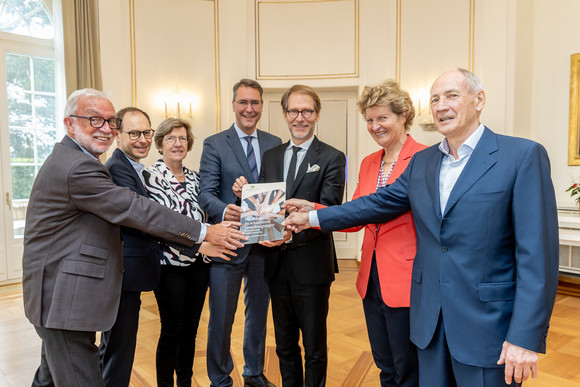 Bürokratieabbau Normenkontrollrat übergibt Bericht zu schnelleren Baugenehmigungen von links nach rechts: Claus Munkwitz, Simon Kistner, Leiter des Amtes für Umweltschutz im Landratsamt Rems-Murr-Kreis, Gerda Stuchlik, Dr. Richard Sigel, Landrat des Rems-Murr-Kreises, Staatsminister Dr. Florian Stegmann, Dr. Gisela Meister-Scheufelen, Vorsitzende des Normenkontrollrats Baden-Württemberg, und Bernhard Bauer