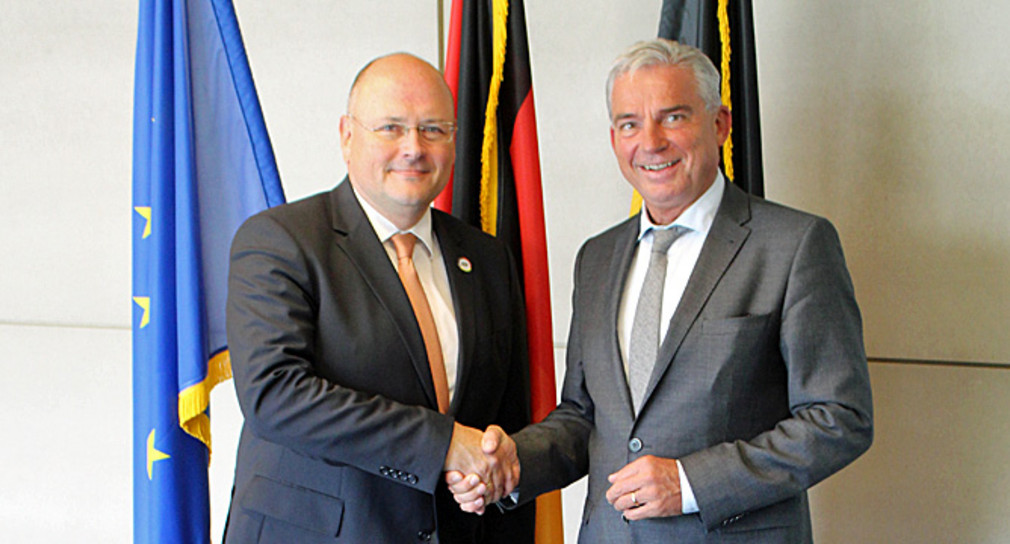 Innenminister Thomas Strobl (r.) und der Präsident des Bundesamtes für Sicherheit in der Informationstechnik, Arne Schönbohm (l.) (Foto: Ministerium für Inneres, Digitalisierung und Migration Baden-Württemberg)