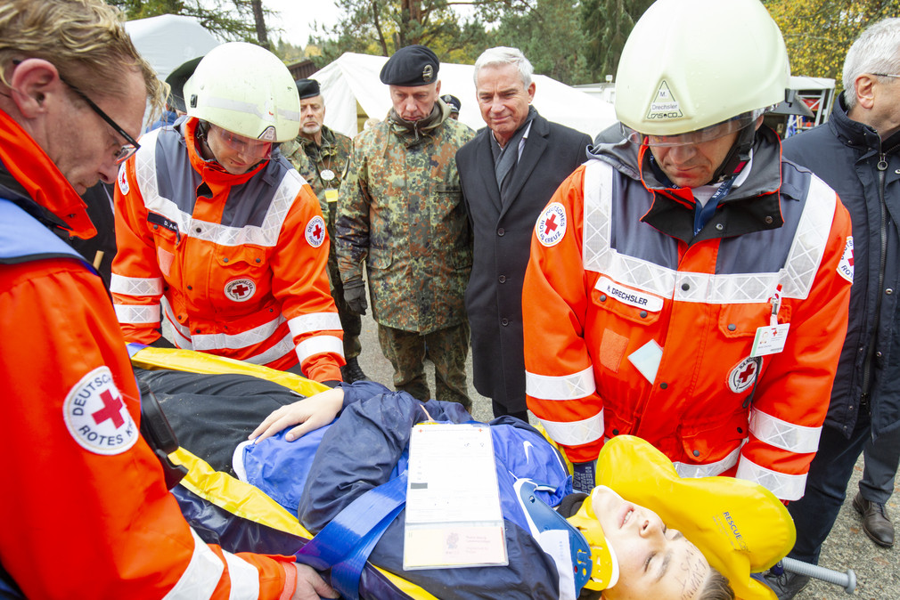 Brigadegeneral Andreas Henne und Innenminister Thomas Strobl besuchen die Verletztensammelstelle.