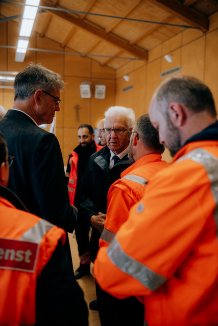 Bahn Schweres Zugunglück bei Riedlingen Bundesverkehrsminister Patrick Schnieder (links) und Ministerpräsident Winfried Kretschmann (Mitte) im Gespräch mit Einsatzkräften