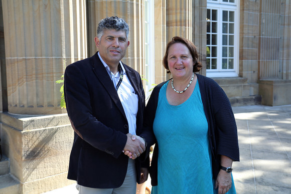 Gespräch Schopper empfängt Daoud Nassar Staatssekretärin Theresa Schopper (r.) und Daoud Nassar (l.) (Foto: Staatsministerium Baden-Württemberg)