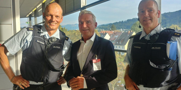 Minister Bundesligaspiel SC Freiburg - VfB Stuttgart Innenminister Thomas Strobl mit den polizeilichen Einsatzleitern Polizeidirektor Winterer und Polizeioberrat Hagnberger