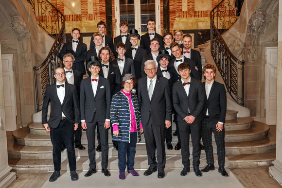Empfang Neujahrsempfang der Landesregierung Gruppenbild von Ministerpräsident Winfried Kretschmann und seiner Ehefrau Gerlinde mit den Högien Harmonists des Hölderlin-Gymnasiums Nürtingen