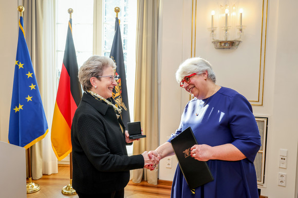 Auszeichnung Irene Armbruster mit Staufermedaille geehrt Staatsrätin Barbara Bosch (links) überreicht Irene Armbruster (rechts) die Staufermedaille und eine Urkunde.