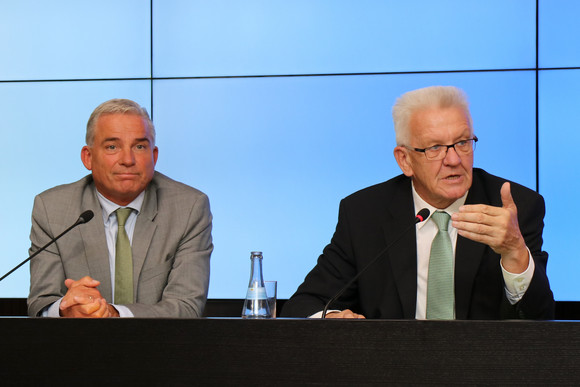 Pressekonferenz Eine Milliarde Euro für Digitalisierungsprojekte Ministerpräsident Winfried Kretschmann (r.) und der Minister für Inneres, Digitalisierung und Migration, Thomas Strobl (l.)