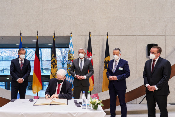 Eintrag in das Goldene Buch der Stadt Stuttgart im Rahmen der Herbstsitzung der Innenministerkonferenz