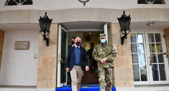 Innenminister Thomas Strobl (l.) und Lt. Gen. Michael L. Howard (r.)