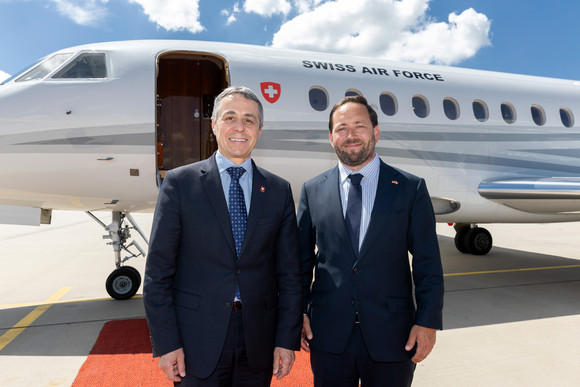 Europa Kretschmann empfängt Schweizer Bundespräsident Staatssekretär Florian Hassler (rechts) und der Schweizer Bundespräsident Ignazio Cassis (links) stehen am Stuttgarter Flughafen vor einem Flugzeug.