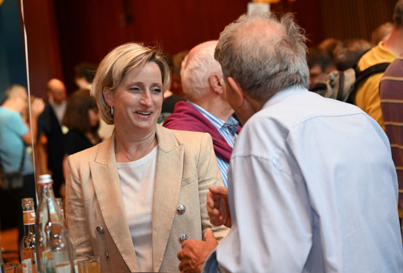 Kabinett Bürgerempfang der Landesregierung in Friedrichshafen Dr. Nicole Hoffmeister-Kraut (links), Ministerin für Wirtschaft, Arbeit und Tourismus, im Gespräch