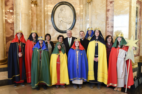 Hilfsaktion Kretschmann empfängt Sternsinger Ministerpräsident Winfried Kretschmann und seine Frau Gerlinde mit Sternsingern von der Seelsorgeeinheit Durmersheim-Au am Rhein