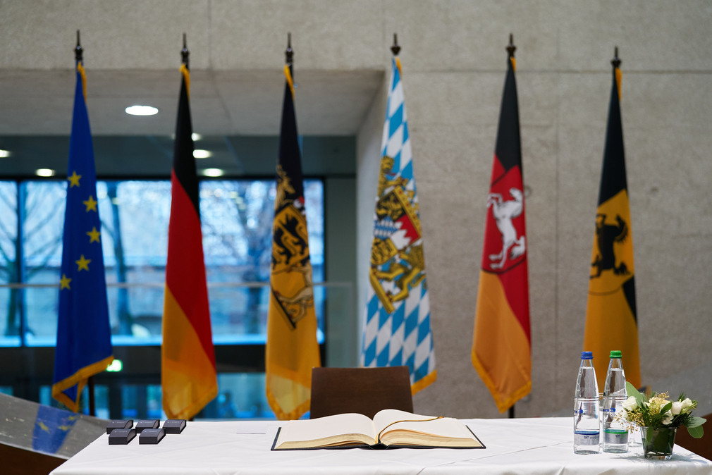 Eintrag in das Goldene Buch der Stadt Stuttgart im Rahmen der Herbstsitzung der Innenministerkonferenz