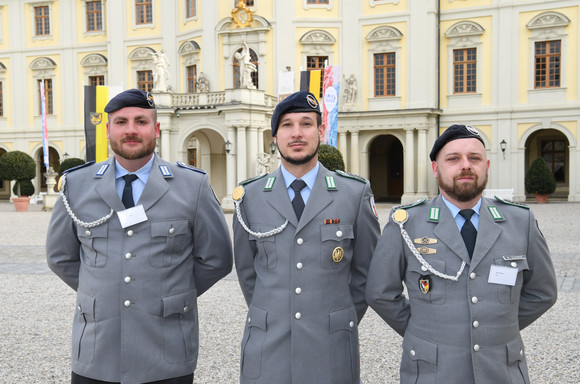 Symbolische Scheckübergabe an den Volksbund Deutsche Kriegsgräberfürsorge e.V.